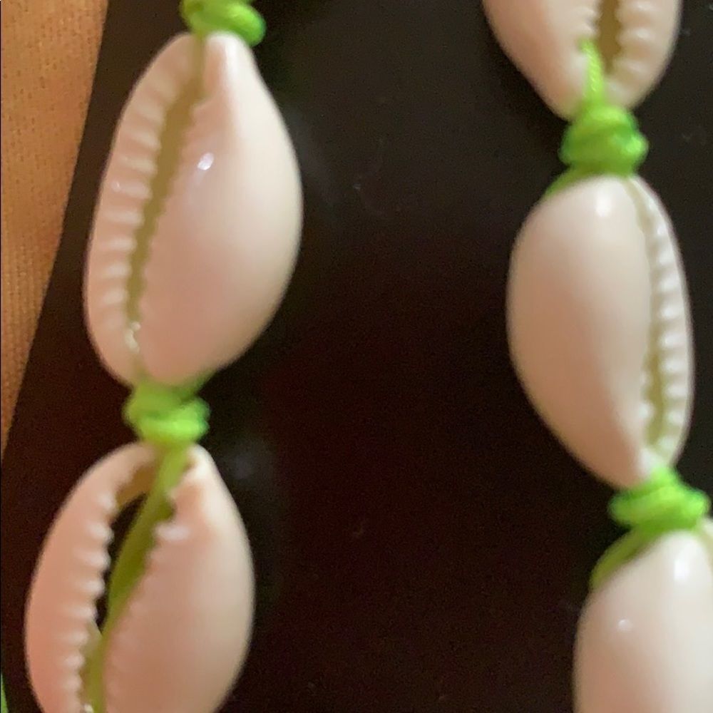 Neon green seashell - Picture 3 of 3
